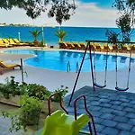 Aphrodite Beach فندق نيسيبار